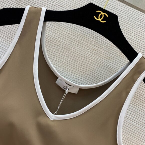 Women ALO Yoga shorts + tank top - Picture 9 of 9